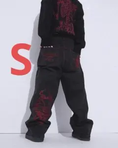 レッドグラフィックデニム 魂を揺さぶるストリートスタイル　Sサイズ