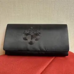 黒 サテン クラッチバッグ 刺繍デザイン　　22㌢×12㌢