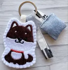 ハンドメイド　刺繍　柴犬　ストラップ　ミニバッグキーホルダー付き