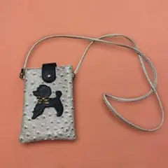 犬のシルエット付きシルバースマホバッグ