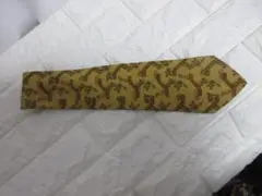 サルバトーレフェラガモ　ブランドネクタイ中古美品　イエロー 動物柄 ネクタイ