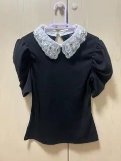 黒いパフスリーブトップス