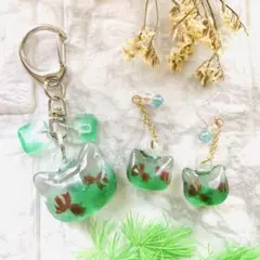 【セット割】ネコ　金魚　夏　緑×赤金魚　ピアス　キーホルダー