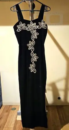 黒の刺繍ドレス
