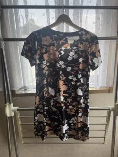 花柄 Vネック 半袖ひざ丈ワンピース