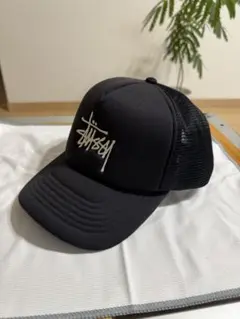 Stussy ブラック トラッカーキャップ