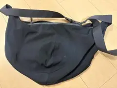 黒いナイロンショルダーバッグ