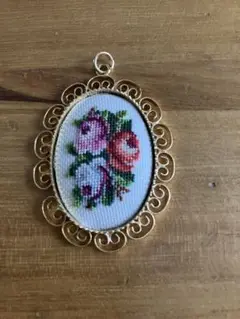 プチポワン　刺繍　ペンダントトップ