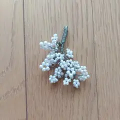 エレガントなパール風コサージュ