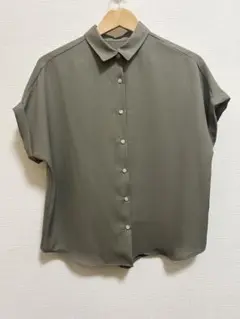 〖匿名配送〗GU Mサイズ オリーブグリーン 半袖シャツ ボタン付き