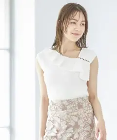 【値下】【tocco closet】パール付フリルアシメネックリブニット【美品】