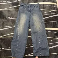 スタッズ付きダークブルーデニムパンツ