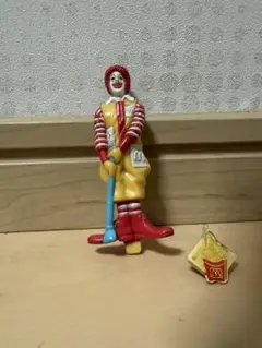 ロナルド・マクドナルド フィギュアとピンバッジセット