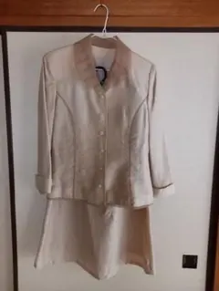 ベージュスーツ