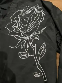 花柄の黒シャツ
