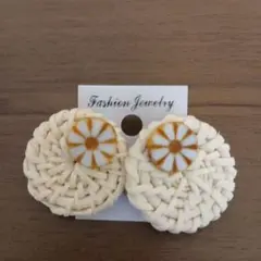 花柄ラタン風スタッドピアス
