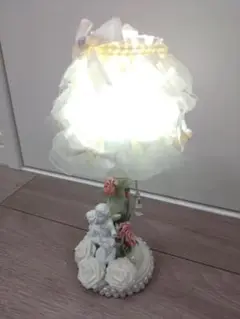 ロマンティックな花飾りのランプ