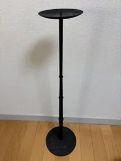 黒の金属製キャンドルスタンド