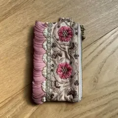 刺繍入りピンクカードケース