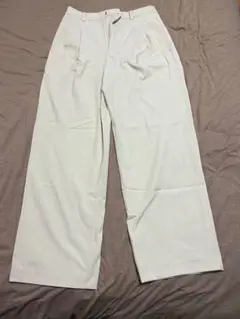 ユニクロ　白パンツ