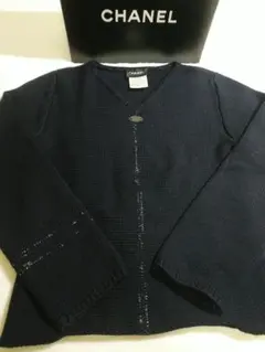 【希少レア美品】シャネル Vネックニット 34 ロゴプレート付 ネイビー
