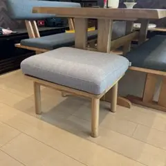 グレーのファブリックオットマン