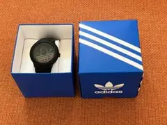 adidas ロゴ入り 黒い時計