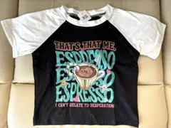 サブリナカーペンター　クロップド丈　プリントTシャツ　Espresso