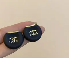 新品未使用　PARIS ロゴ入り　(両耳用) ブラック　ピアス