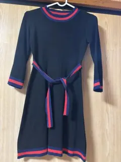 ストライプ付き黒のひざ丈ワンピース