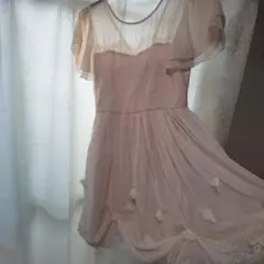 薄いピンク ベージのフローラルレースドレス