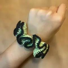 フリルデザインのシュシュ 黒と黄緑