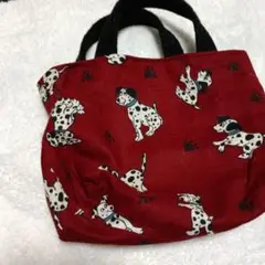 犬柄赤い布製バッグ