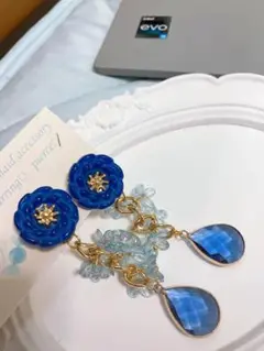 ブルーフラワーとしずくビジューのきらめきイヤリング