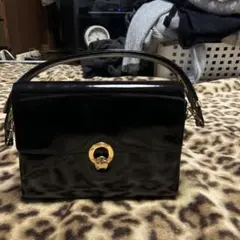 黒 エナメルのハンドバッグ 金色留め具