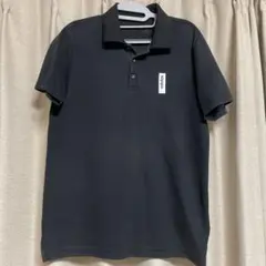 黒のadidasポロシャツ