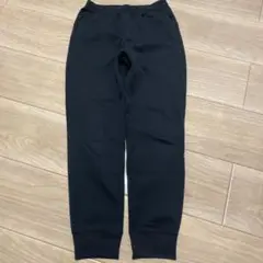黒のポケット付きロングパンツ
