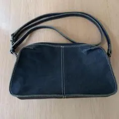 黒いレザーショルダーバッグ