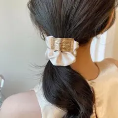 シュシュ　ヘアゴム　ヘアアクセサリー　上品　ホワイト　ゴールド　メタル