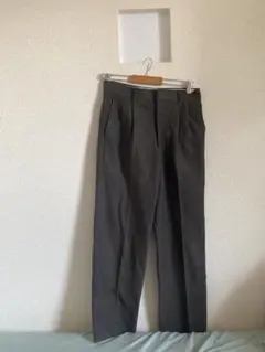 ダークグレー プリーツ スラックス