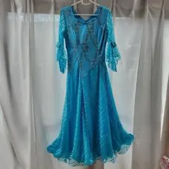 青いフレアスリーブのダンスドレス