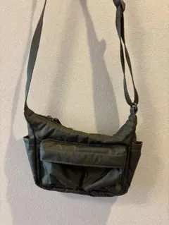 ユニクロ ノベルティ マルチポケットミニショルダーバック カーキ