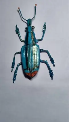 作品32 世界のゾウムシ［ベネットホウセキゾウムシ] 青色と黒のストライプ