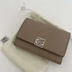 ロエベ アナグラム バーティカル ウォレット スモール (ペブルグレインカーフ)