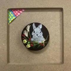 くるみボタン刺繍　うさぎと秋の花