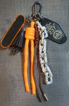 ハンドメイド　バックチャーム　パラコード　じゃらじゃらキーホルダー　スケボー