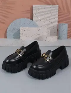 厚底黒ローファー ゴールドバックル付き　ZARA マウジー　シーン