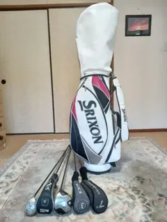 Srixon のゴルフバックとウッドクラブ（メーカーは種々）