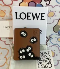 D223 LOEWE 三つ折り財布 キャラクター刺繍　ジブリ　真っ黒くろすけ D223 LOEWE 三つ折り財布 キャラクター刺繍 ジブリ 真っ黒くろ