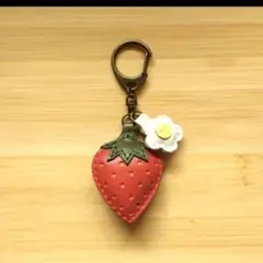 特別価格です！　レザーシックいちご(レッド・大)+お花付きキーホルダー